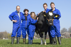 Melkveehouder Koning uit Oudkarspel stelt op tweede pinksterdag boerderij open voor het publiek