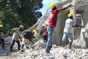 Handmatig slopen van een huis in Haïti