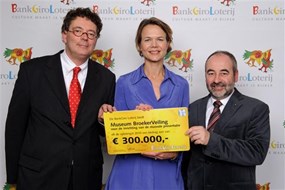 De uitreiking van een cheque van 300.000 euro van de bankgiroloterij voor Museum Broeker Veiling