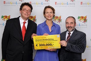 De uitreiking van een cheque van 300.000 euro van de bankgiroloterij voor Museum Broeker Veiling