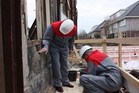 Burgemeester Cornelisse en Joop Willemsen aan het werk