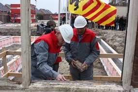 De baksteen moet gemetseld worden