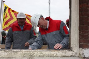 Het lukt om de steen te plaatsen in de oude gevel