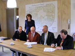Ondertekening van overeenkomst tussen St. Veldzorg en WNK