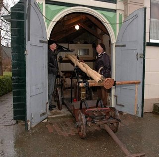 Het ‘brandweerboetje’ van ’t Regthuis met de brandspuit uit 1909