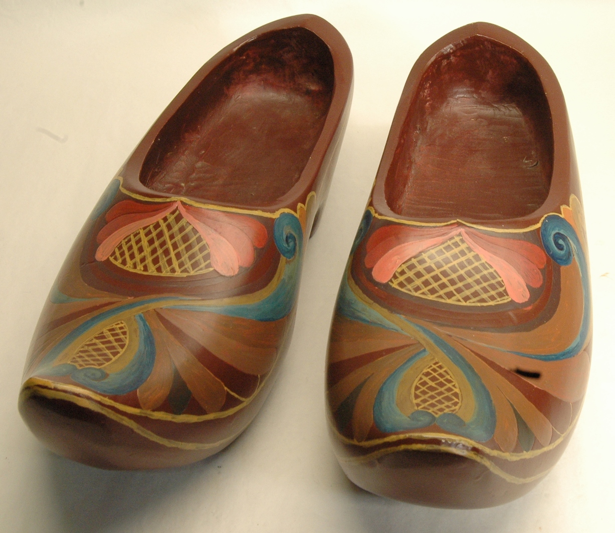 Kinderen mogen klompen versieren in Museum Broeker Veiling