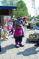Berry de Bever verwelkomt de bezoekers op het openingsfeest op 27 april