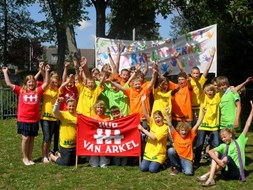 Groep 8 Van Arkelschool organiseert straatterras voor goed doel