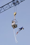 Spectaculaire bungy jump vanaf dak nieuwbouw Rabobank Alkmaar e.o.