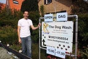 Richard Fox bij het informatiebord van The Dogwash in Oudkarspel