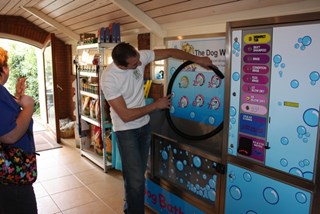 Zelfs de haardroger vinden honden lekker in deze machine