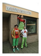 Spring in ’t Veld zingen hun hit superheldenschool (foto www.kinderliedjesband.nl)