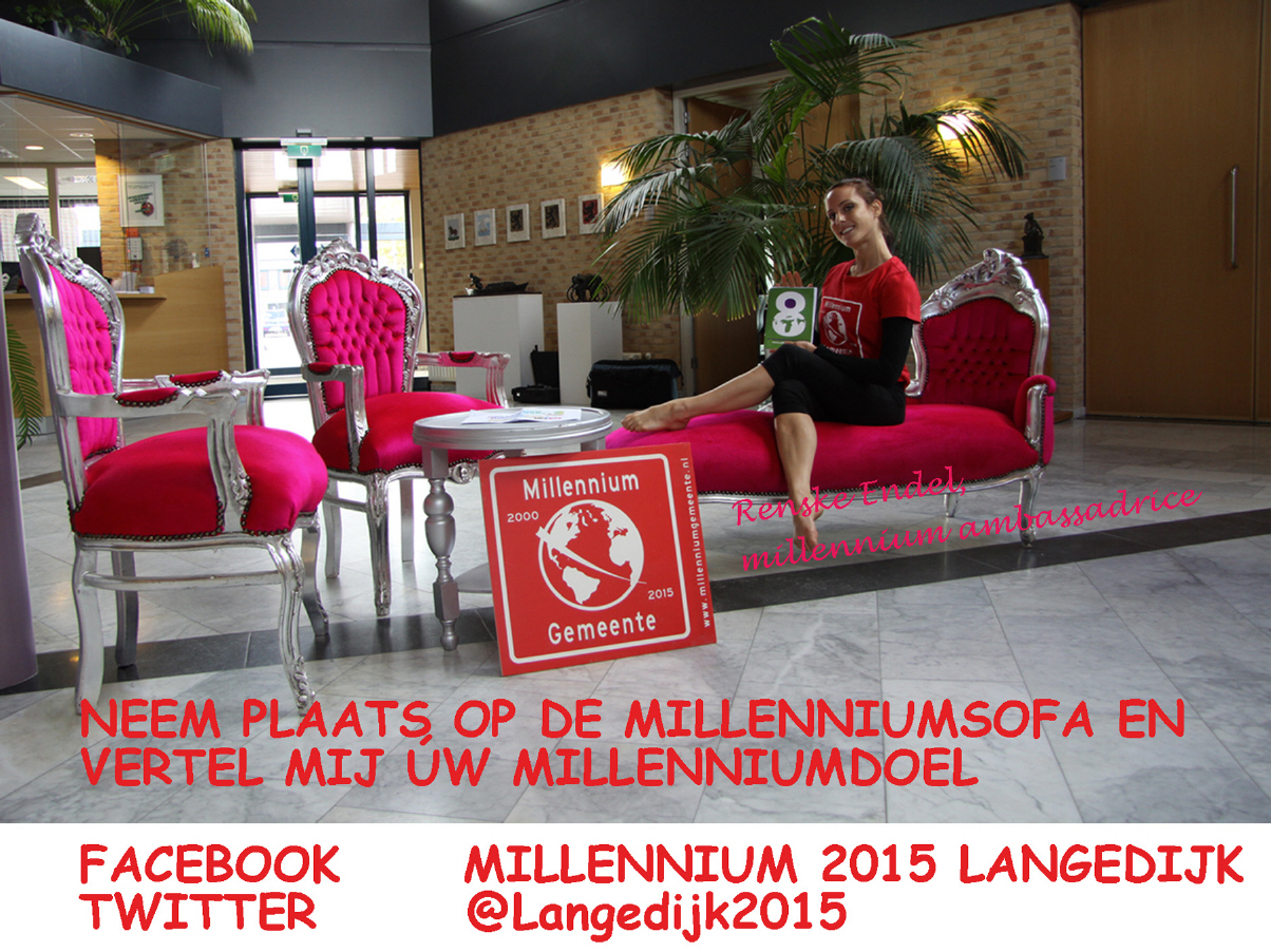 Roze sofa in hal gemeentehuis vestigt aandacht op #MMM en millenniumdoelen  