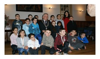 De kinderen bij burgemeester Bruinooge in 2011 (foto Pax Kinderhulp Alkmaar)