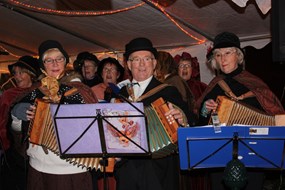 Optreden Dickens Koor tijdens Kerst in de Wijk