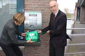 Het AEDapparaat wordt in de kast gelegd, die met een pincode is open te maken