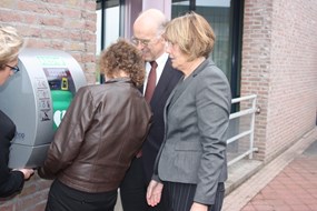 Om de AED kast dicht te krijgen, moet er even aangedrukt  worden 