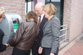 Om de AED kast dicht te krijgen, moet er even aangedrukt  worden 