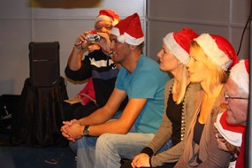 Het kerstkoor gevormd door ouders en opa’s