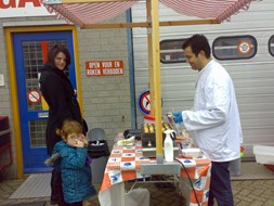 Poffertjes voor de klanten bij Kringloop Langedijk (foto M. Rintel)