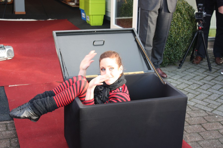 Spectaculaire openingsact Renske Endel bij Opening Dorcaswinkel