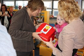 Wethouder Irma Schrijver overhandigt het Boekstartkoffertje