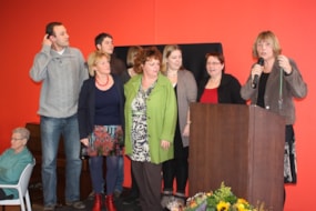 Wethouder Irma Schrijver en een aantal samenwerkingspartners van het CJG