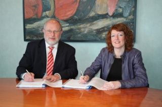 Op de foto: hoogheemraad Rob Veenman (l) en wethouder Ilse Overzier