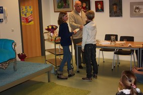 De winnaars krijgen hun prijs van de juryvoorzitter