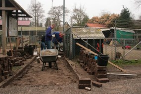 Rabobank Alkmaar e.o. in actie op NL Doet bij Kinderboerderij Jong Leven  