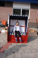 Nieuwe strandstoelen in elkaar zetten voor ”De Bever Beach”