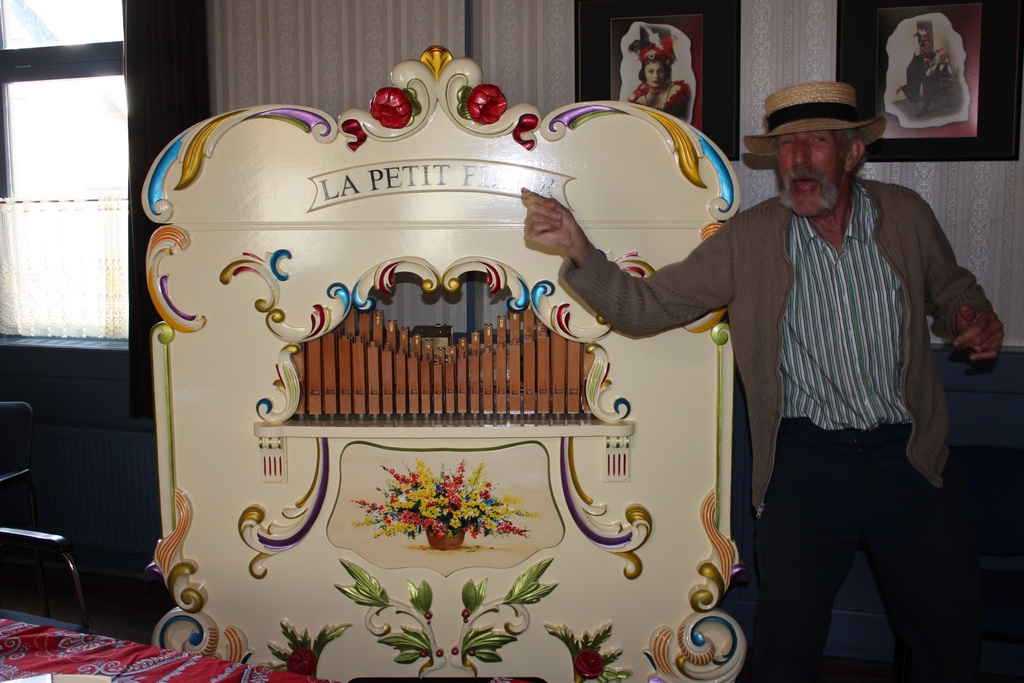 Dirk de Graaf van de Pathefoon op tv in Man bijt hond