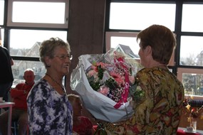 Ans Popall kreeg bloemen