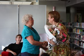 Elly Geluk krijgt als jongste van het stel ook prachtige bloemen
