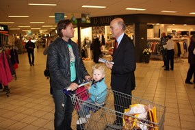 Burgemeester Cornelisse deelt burgernetfolders uit aan winkelende inwoners van Langedijk 