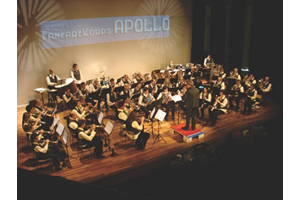 Fanfarekorps Apollo op het podium van Theater de Binding