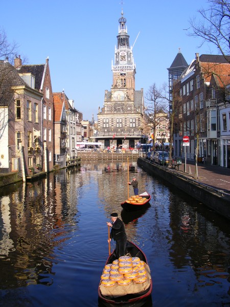 Duizenden toeristen worden in Alkmaar verrast met Langedijker folklore