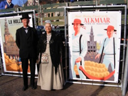 Ook leden van de vereniging tot behoud van het Westfries Kostuum waren aanwezig 