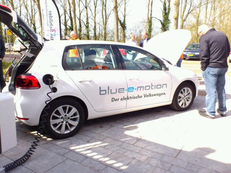Martin Schilder presenteert primeur van de VW  Golf Blue-e-motion bij open dagen Rabobank Alkmaar 