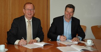 Ondertekening door wethouderJan Piet Beers (l) en de heer Arnold Henselmans.