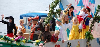 Optocht in Broek op Langedijk op Koninginnedag (foto www.oabol.nl)
