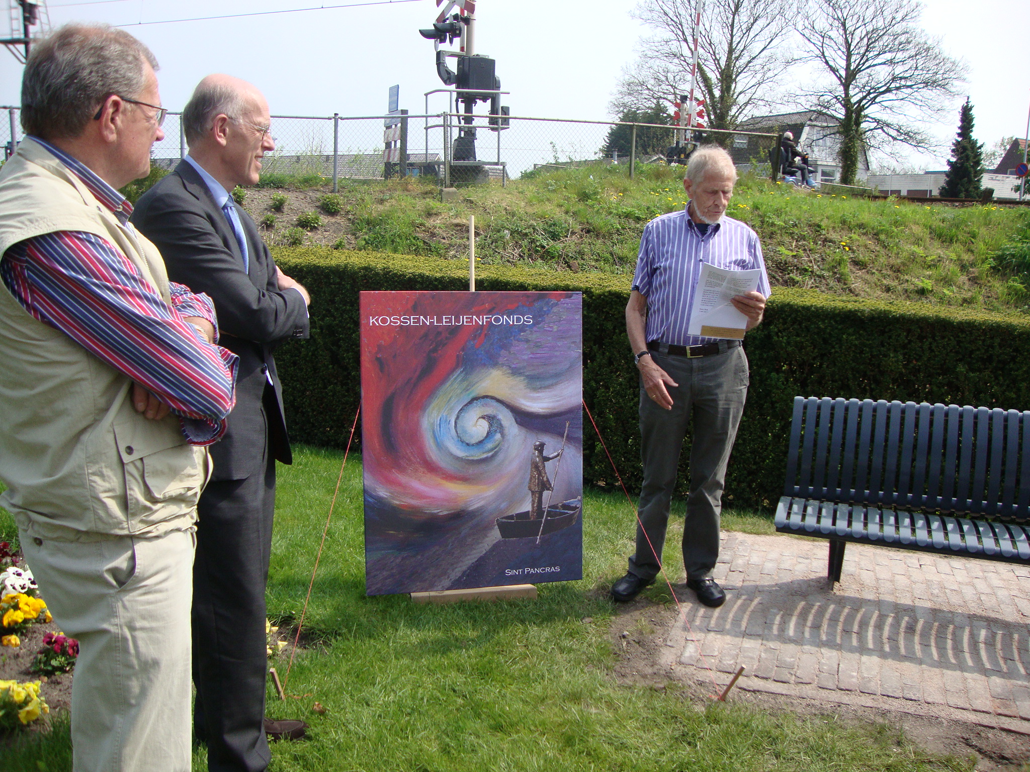 Kossen-Leijenfonds schenkt bank aan inwoners Sint Pancras