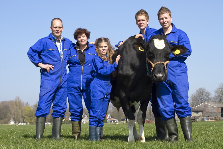 Melkveehouder Koning uit Oudkarspel stelt op tweede pinksterdag boerderij open voor het publiek