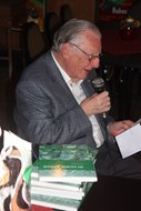 Schrijver Dick Barten houdt een toespraak bij de boekpresentatie