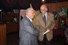 Overhandiging aan burgemeester Cornelisse