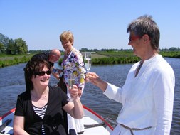 Mevrouw Cornelisse en Joka van Gosliga heffen het glas na de doop van de Joka 