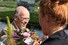 Bloemen van de burgemeester voor de bewoners