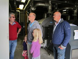 Belangstellenden komen een kijkje nemen, Foto Marinus Rintel