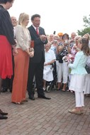 Het aanbieden van de bloemen door Kris Schram 