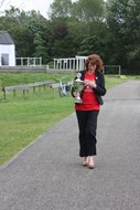 Wethouder Ilse Overzier loopt met de beker naar het tappunt toe